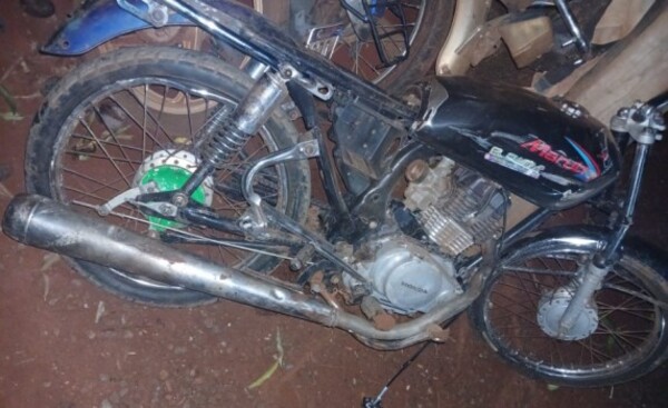 Chocó contra auto estacionado y luego fue arrollado por otro vehículo
