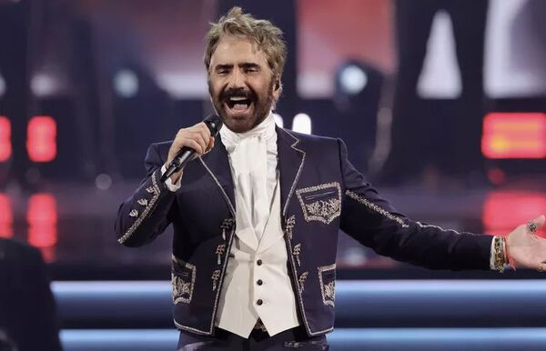 ¿Alejandro Fernández patea hacia su arco? ¡Él respondió!