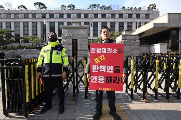 Corte Constitucional estudia destitución del presidente surcoreano Yoon - Mundo - ABC Color