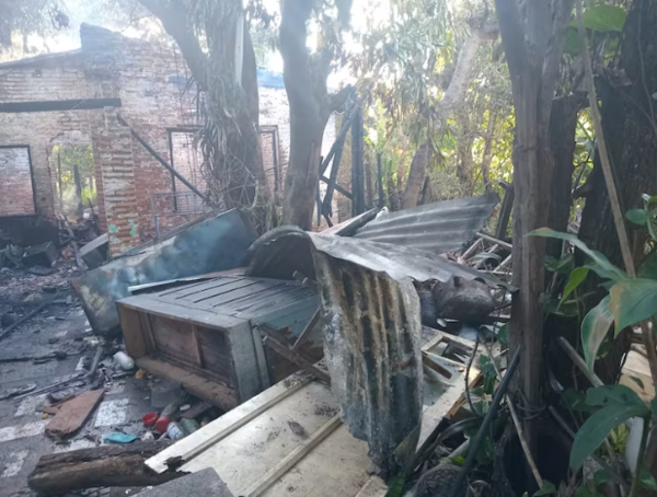 Incendio consumió dos viviendas en Fernando de la Mora