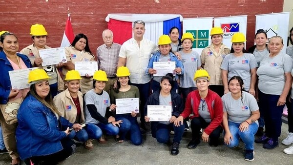 Mujeres del nuevo barrio Tacumbú se preparan para dejar su huella en la construcción