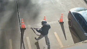 Video: Motochorros se llevan dinero y armas de una gasolinera en CDE