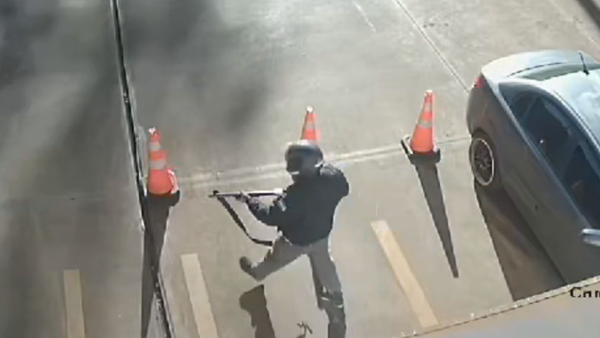 Video: Motochorros se llevan dinero y armas de una gasolinera en CDE