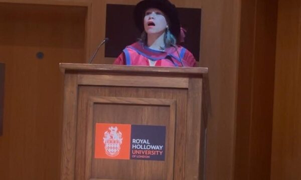 La esteña Romy Martínez homenajea a la guarania en su graduación en Londres