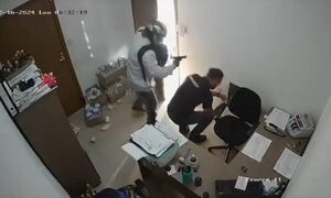 Asaltan surtidor y llevan dinero y armas