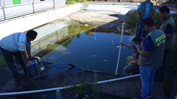 Municipalidad interviene piscina abandonada en Asunción