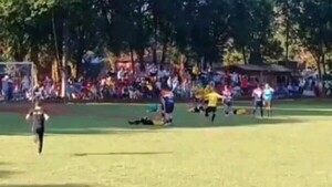 Aficionado entró a la cancha a pelearse con jugadores: uno quedó herido con petardos