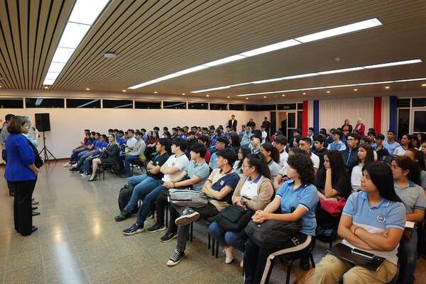 ANDE: 200 alumnos de colegios técnicos realizan sus pasantías en la institución - Economía - ABC Color