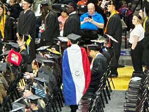 Universitario vistió la bandera paraguaya para recibir su diploma en EE.UU. - Nacionales - ABC Color