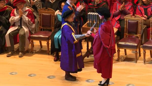 Paraguaya rindió homenaje a la guarania en su discurso de graduación en Londres - trece