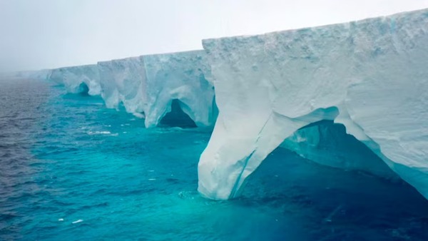 El iceberg más grande del mundo se desprendió de la Antártida y navega a la deriva por el océano