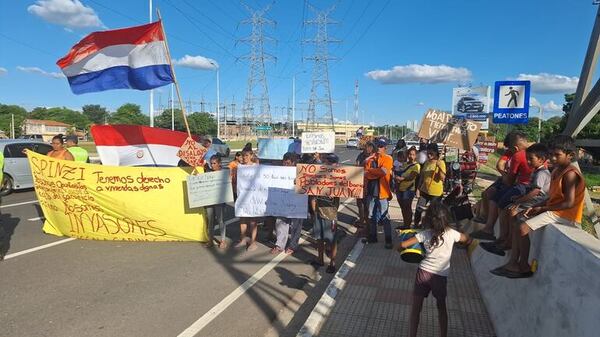 Vecinos del barrio San Juan protestan en la Costanera ante amenaza de desalojo de sus viviendas - Nacionales - ABC Color