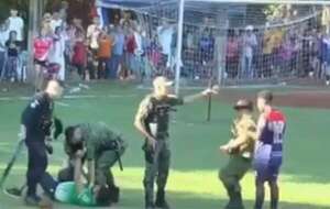 Video: un detenido por agresión a jugadores y a policías durante final de liga de María Auxiliadora - Policiales - ABC Color