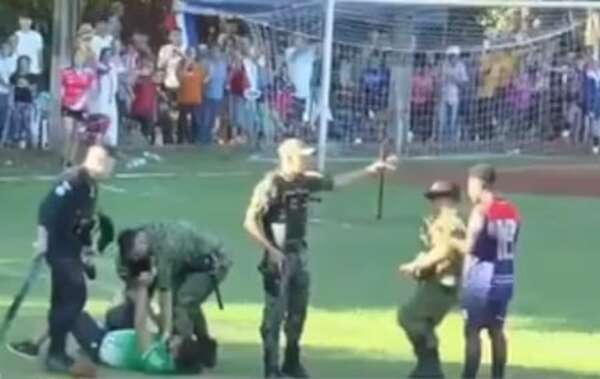 Video: un detenido por agresión a jugadores y a policías durante final de liga de María Auxiliadora - Policiales - ABC Color