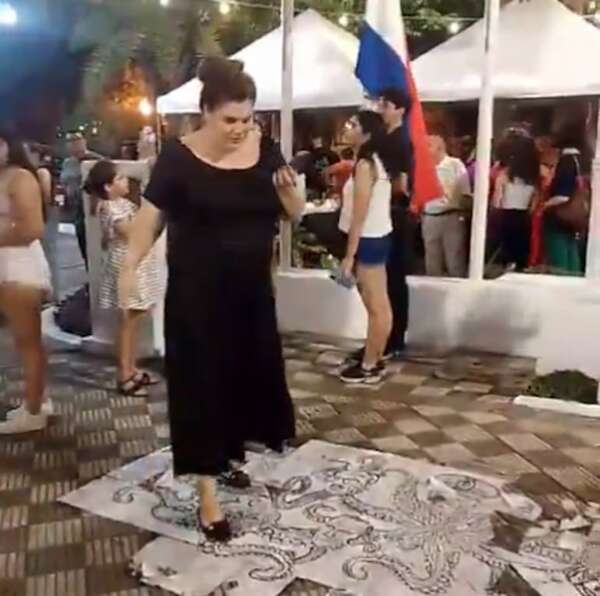 Video: escrachan a hurrera cartista por pisotear obra sobre la dictadura stronista - Política - ABC Color