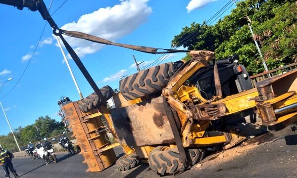 ¡Ndi bárbaro! Camión subía el viaducto de Madame Lynch:  Se le cayó  retroexcavadora que transportaba