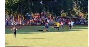 Ñato ipochy y entró a la cancha a trompearse con los jugadores: Fue detenido