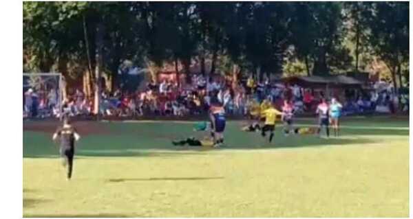 Ñato ipochy y entró a la cancha a trompearse con los jugadores: Fue detenido