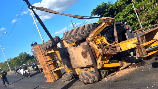 Retroexcavadora cae de un camión en el viaducto de Madame Lynch