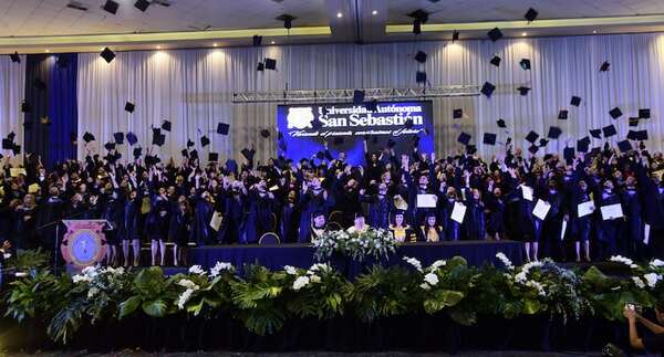 Universidad Autónoma San Sebastián celebró graduación de Promoción 2024 - Sociales - ABC Color