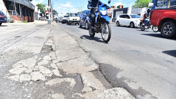 Asunción termina el año adornada, pero con baches y agua servida