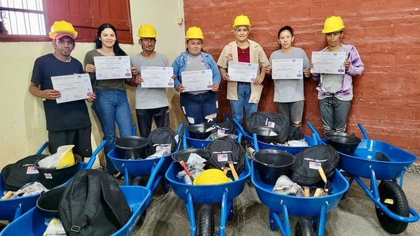Mujeres capacitadas en albañilería se preparan para construir el nuevo barrio Tacumbú