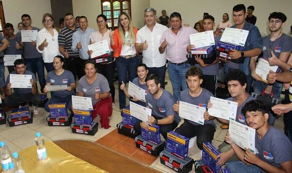 Entregan certificados de electricista domiciliario y kits para el trabajo a 25 jóvenes de Quyquyhó