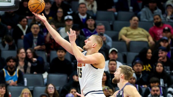Jokic reina en el caos en Sacramento