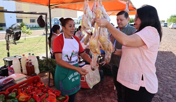 Mujeres de Yhú ofertan productos en Feria Campesina de Navidad en la Costanera de Asunción - .::Agencia IP::.