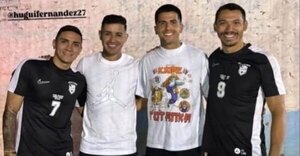 Versus / Figuras del fútbol paraguayo aprovechan sus vacaciones para hacer buenas obras