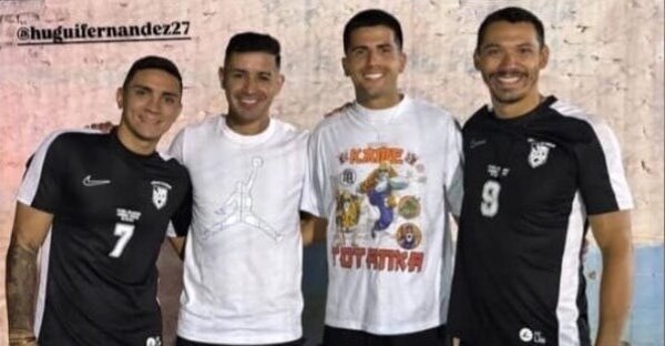 Versus / Figuras del fútbol paraguayo aprovechan sus vacaciones para hacer buenas obras