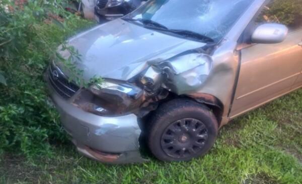 Brasileño sufre graves lesiones tras chocar contra un automóvil