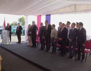 Peña entregó 50 vehículos a la ANDE