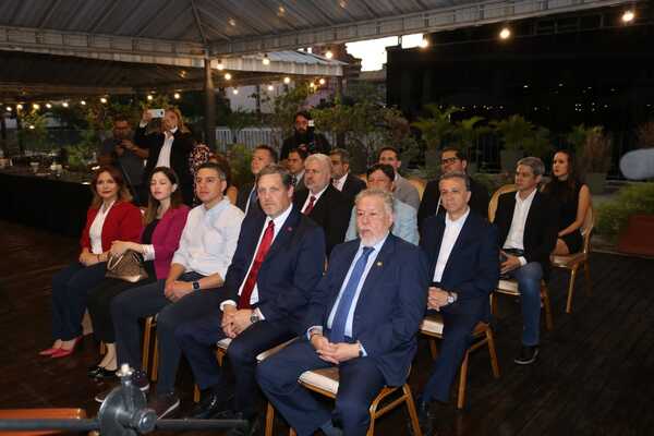 ENTREGAN ESTAMPILLAS POR LOS 25 AÑOS DE LA SUPERINTENDENCIA DE SALUD