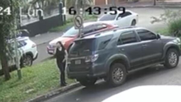 Video: Mujer hurta dinero de la camioneta de una jueza en Alto Paraná