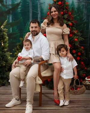 ¡Mirá las postales de Andrea Quattrocchi y su familia esperando felices la Navidad! - Gente - ABC Color