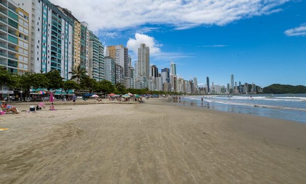 Un año más, el Balneario Camburiú se declara como playa no apta para el baño