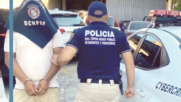 Una mujer se dio cuenta de que la espiaban desde su propia casa