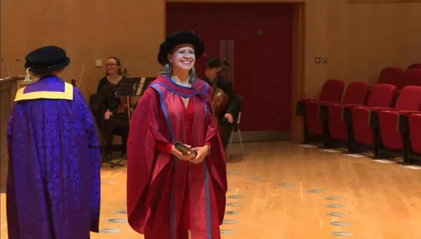 Esteña rinde homenaje a la guarania en su discurso de graduación en Londres - La Clave