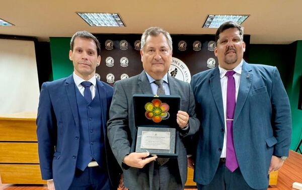 Ministro Jiménez Rolón fue distinguido por su aporte a la ciencia jurídica
