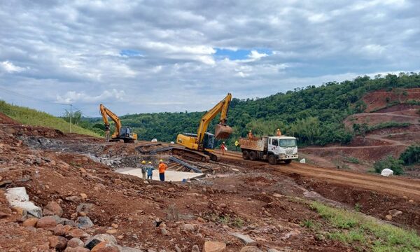 Comunican detonación controlada de rocas en Presidente Franco por obras del puente sobre el Río Monday