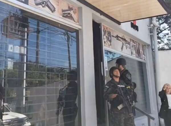 Sospechan tráfico de armas y allanan una importadora - Nacionales - ABC Color