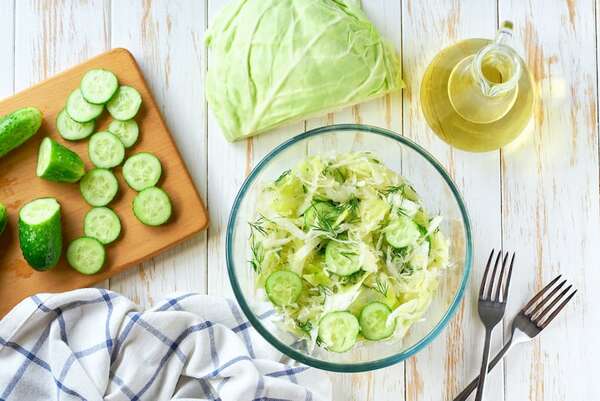 Aprendé a hacer una fresca ensalada de repollo y pepinos para Navidad - Gastronomía - ABC Color