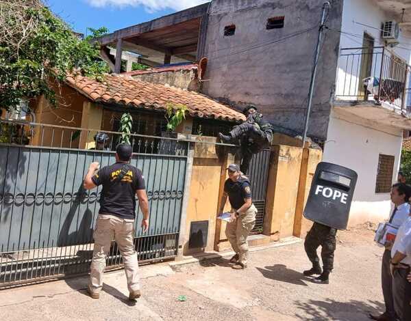Allanamientos simultáneos en Asunción y Central contra el tráfico de armas - 1000 Noticias