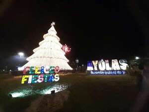 Video: habilitan gigantesco árbol navideño como atractivo turístico en Ayolas - Nacionales - ABC Color