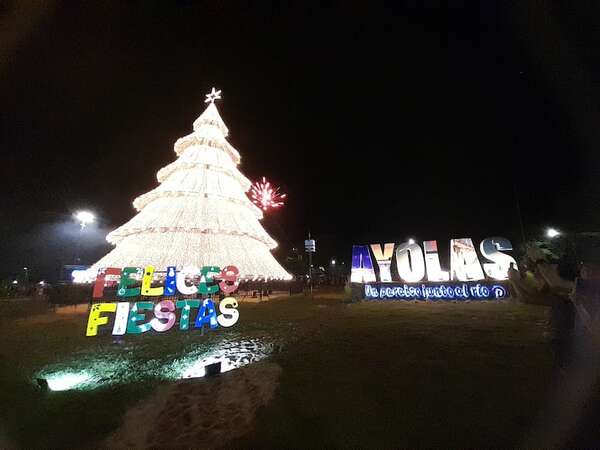 Video: habilitan gigantesco árbol navideño como atractivo turístico en Ayolas - Nacionales - ABC Color