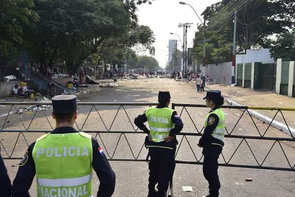 Indígenas cierran avenida Artigas en reclamo de asistencia alimentaria - Nacionales - ABC Color