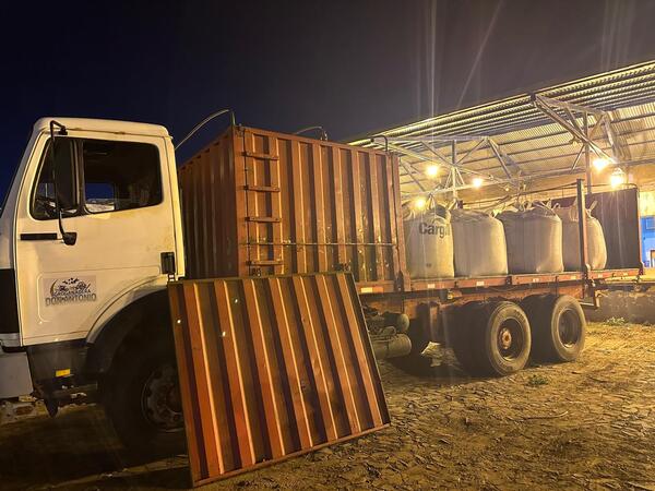 Retienen camión con fertilizantes sobre la Ruta PY06