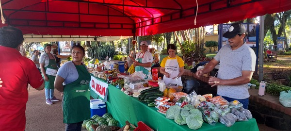 Feria de la Agricultura Familiar se desarrolla en la Plaza de Armas en Encarnación