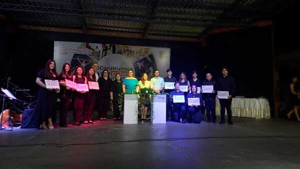 Celebran acto de graduación en el Centro Municipal de Arte de Encarnación